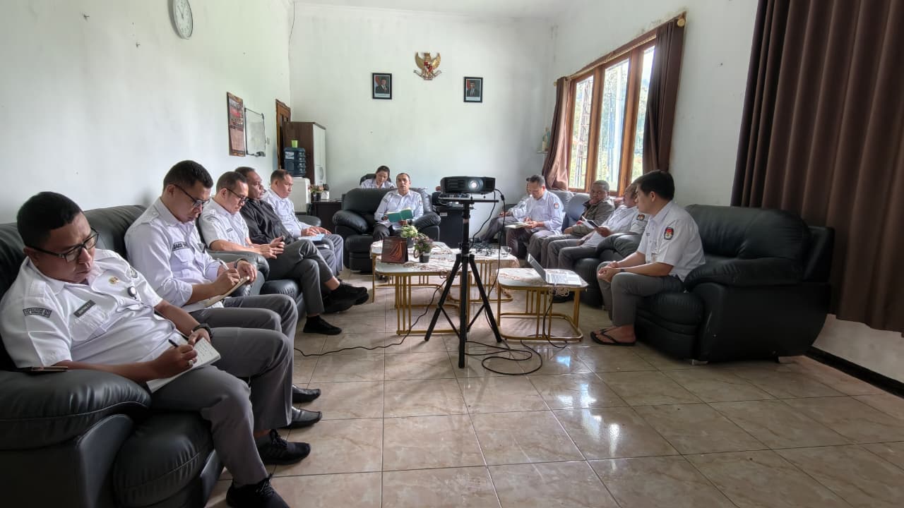 Rapat Pleno Rutin KPU Kabupaten Manggarai bahas persiapan teknis Pemutakhiran Data Pemilih Berkelanjutan (PDPB) tahun 2026