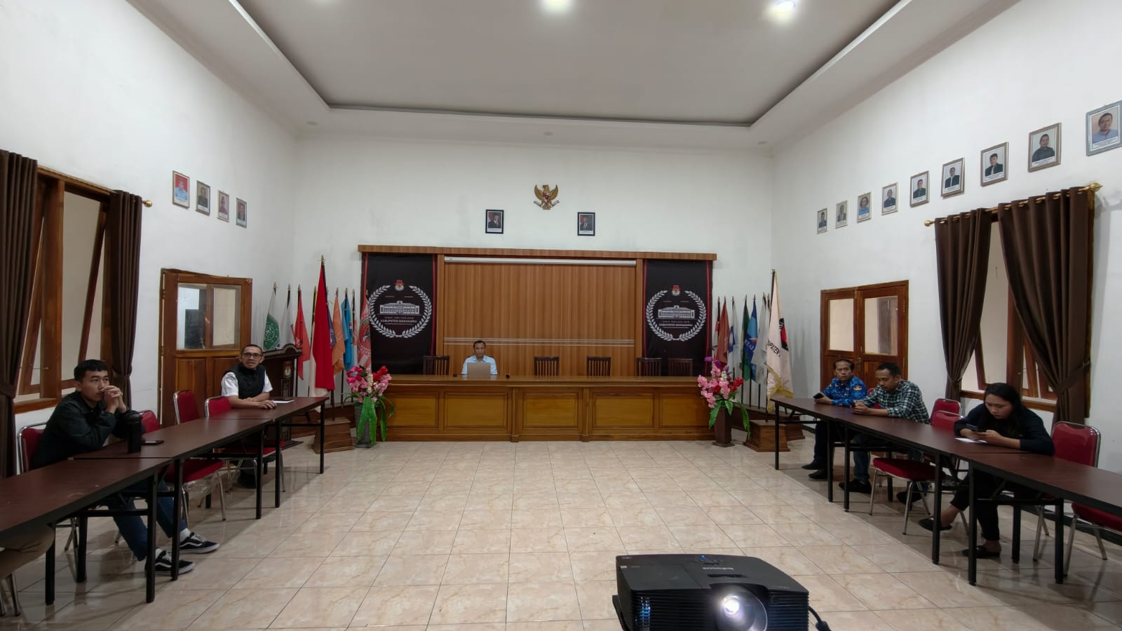 Sekretaris KPU Kabupaten Manggarai, Hieronimus Daput, dan jajaran Sekretariat mengikuti sosialisasi tata naskah dinas, Kamis  (05/02/2026). 