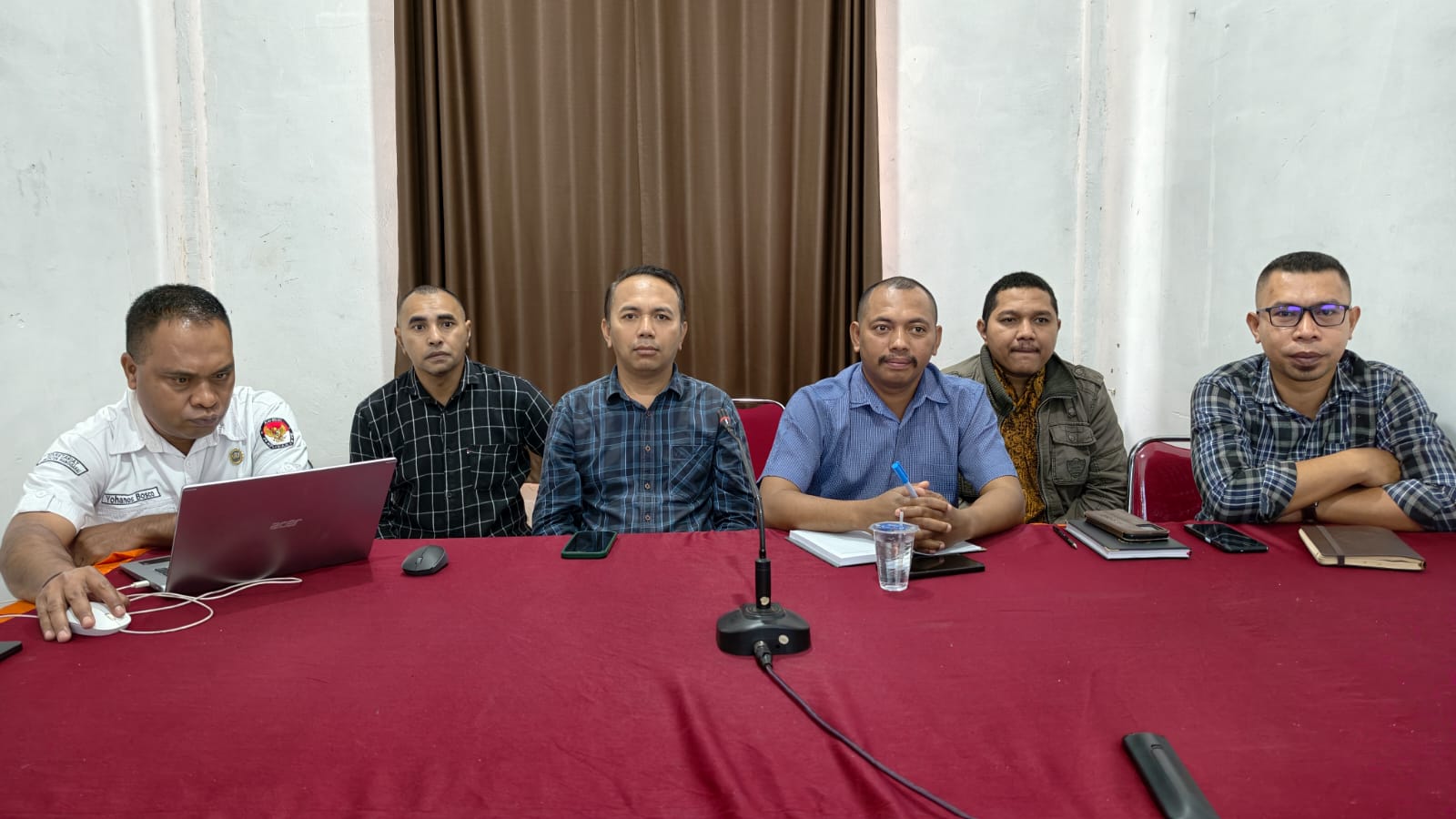 Ketua dan Anggota KPU bersama Kasubbag Teknis KPU Kabupaten Manggarai hadiri Rapat Koordinasi Rencana Kerja Teknis Tahun 2026 secara daring, Kamis (12/02/26). 